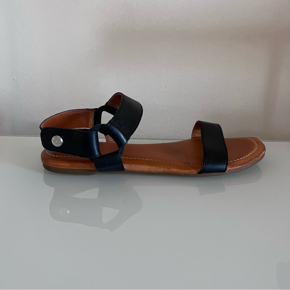 UGG | Black & tan Velcro ankle strap spring summer grandpa style flat sandal - Picture 15 of 16